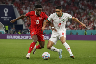Pemain Kanada dan Maroko berebut bola pada laga babak 16 besar Piala Dunia 2026.